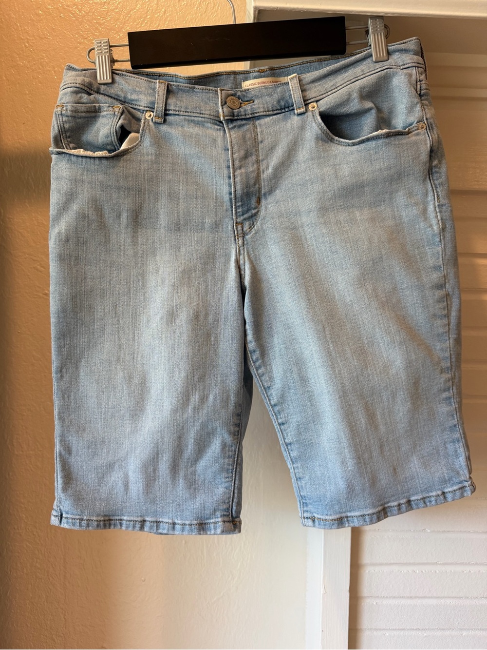 Levi’s Light Wash Denim Classic Bermuda Shorts Size 31